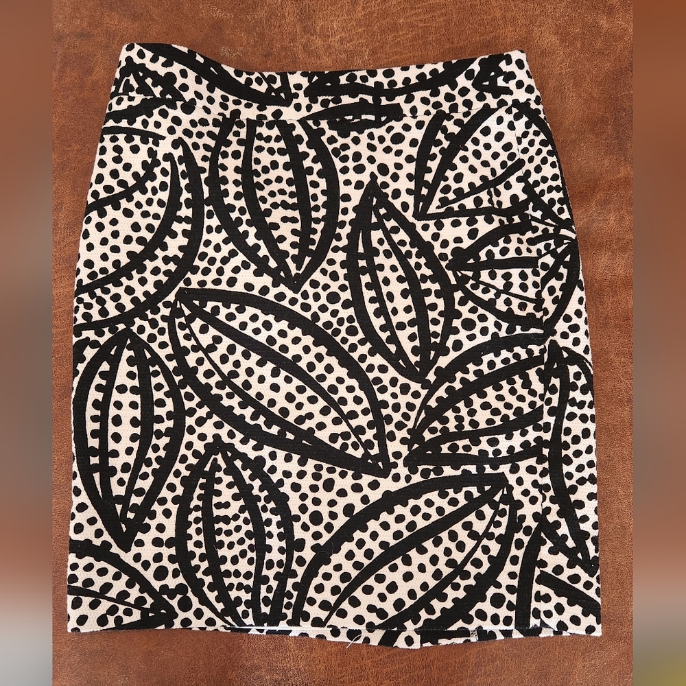 Ann Taylor Factory Black and Cream Leaf Pattern Pencil Skirt